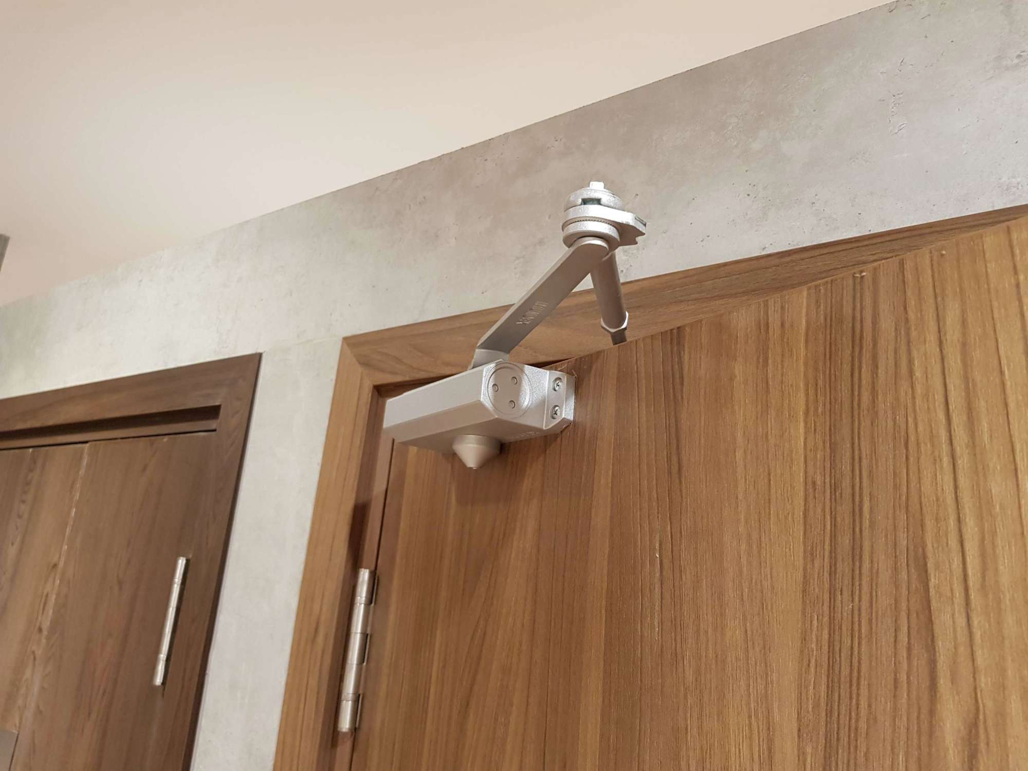 Tay đẩy hơi gắn nổi