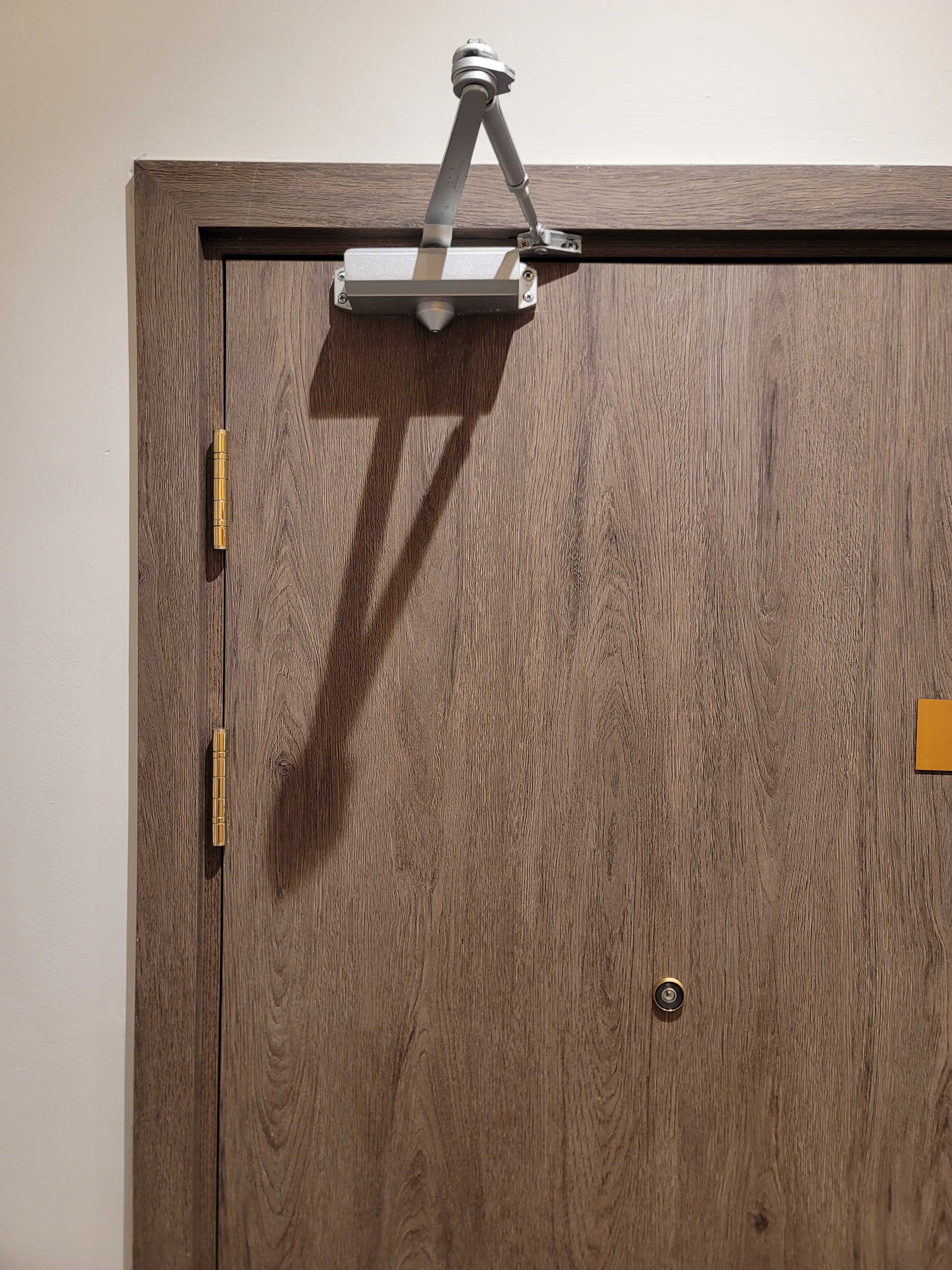 Tay đẩy hơi gắn nổi